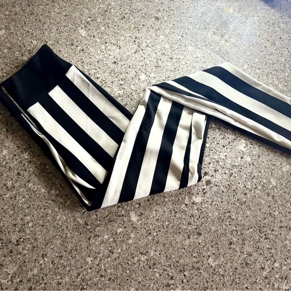 NWT Black and White High-Waisted Leggings with Front Zipper - Size S ⭐⚫⚪ - Picture 1 of 10